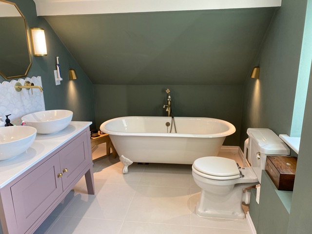 Acrylic Bath vs Cast Iron Bath: Making The Perfect Choice For Your Home