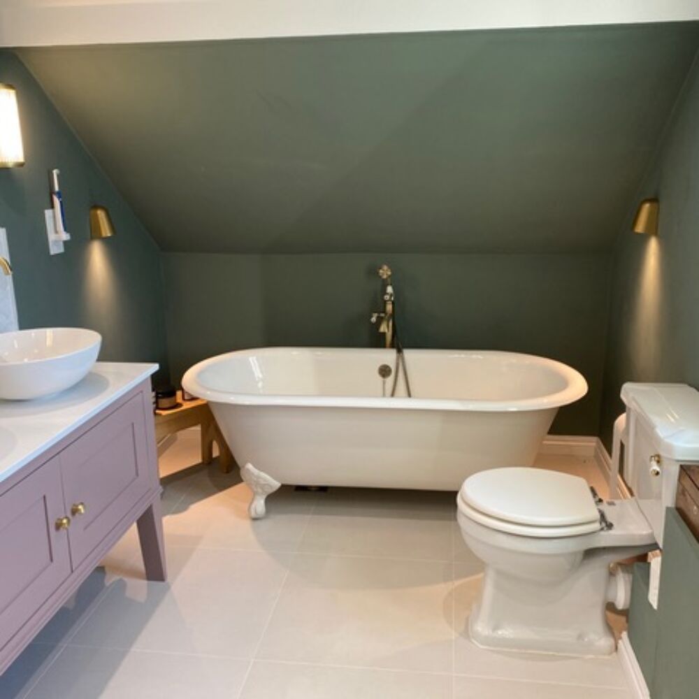 Acrylic Bath vs Cast Iron Bath: Making The Perfect Choice For Your Home